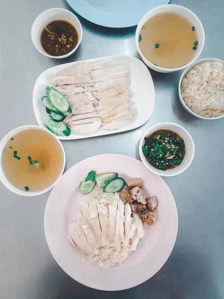 Nasi Dikukus Dengan Sup Ayam Nasi Ayam Hainan Dengan Mentimun — Stok Foto