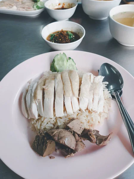 Nasi Dikukus Dengan Sup Ayam Nasi Ayam Hainan Dengan Mentimun — Stok Foto