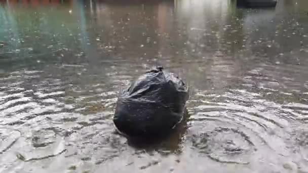 Наводнение Воды Бангкоке Проблема Переполнением Люка Дренажной Системе Полон Мусора — стоковое видео