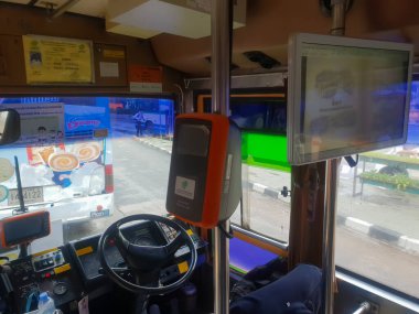 Bangkok, Tayland - 8 Ekim 2018: Kimliği belirsiz insanlar Bangkok 'a otobüsle gidiyor. Otobüsler Bangkok 'taki en önemli toplu taşıma sistemlerinden biridir..