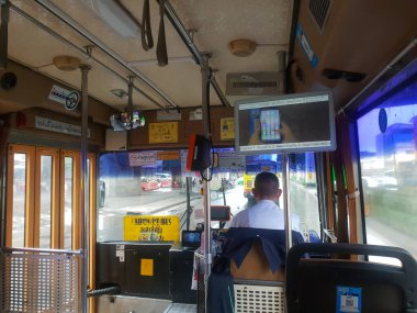 Bangkok, Tayland - 8 Ekim 2018: Kimliği belirsiz insanlar Bangkok 'a otobüsle gidiyor. Otobüsler Bangkok 'taki en önemli toplu taşıma sistemlerinden biridir..