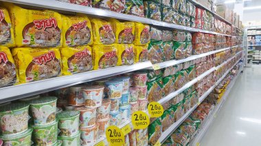 Bangkok, Tayland - 28 Temmuz 2019: Süpermarkette her gün satılan çeşitli hazır şehriye veya erişte ürünleri