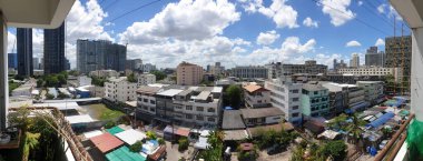 Bangkok, Tayland - 27 Haziran 2021: Kentin gündüz manzarası ve binası Bangkok gökdeleninden. Bangkok, Tayland 'ın başkenti ve en kalabalık şehridir..