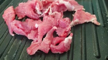 Çiğ et sığır eti ve domuz eti (Barbekü, Barbekü) wagyu Izgara Barbekü. yakiniku Izgara restoranında açık büfe yemek yiyecek ızgara