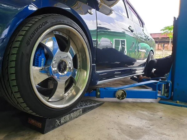 Bangkok Thailand August 2021 Unidentified Car Mechanic Serviceman Disassembly Checking — Stock Photo, Image