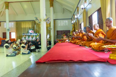 Suphanburi, Tayland - 7 Kasım 2025: Keşişler ve katılımcılar bir Tayland Song Barajı cenazesi sırasında Budist duası ettiler. Tören, Tayland ve Lao geleneklerini merhuma olan saygıyla harmanlıyor..