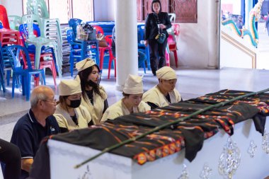 Suphanburi, Tayland - 7 Kasım 2025 Lao Song törenine katılanlar merhumun onuruna yapılan kutsal törende tütsü ve yemek sundular..