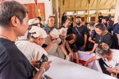 Suphanburi, Tayland - 7 Kasım 2025: Tayland Song Barajı Cenaze Töreni Yakma Töreni, geleneksel giysiler içinde yas tutanlar, merhumu yakma törenine hazırlıyorlar..