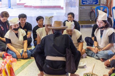 Suphanburi, Tayland - 7 Kasım 2025: Geleneksel bir Tayland cenaze töreni, Kham Wan töreni, Lao Song kılığında merhumun ruhunu canlandırmaya odaklanan kişilerle yapılır..