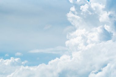 Yumuşak beyaz bulutlarla dolu parlak mavi gökyüzü havadar atmosfer ve barışçıl hava arka plan doğal ışık ve tasarım için açık alan yaratıyor.