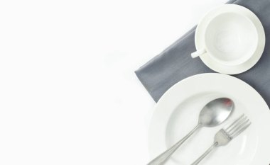 İzole bir şekilde yatıyordu, çatal ya da zarif çatal bıçak takımı, beyaz tabaklar üzerinde boş, mutfak, yemek için gri pamuk, metin için metin alanı olan parti arka planı.