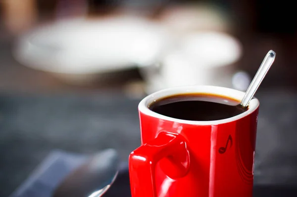 Gorąca Kawa Espresso Czerwonej Filiżance Lub Kubku Stole Niewyraźne Tło — Zdjęcie stockowe