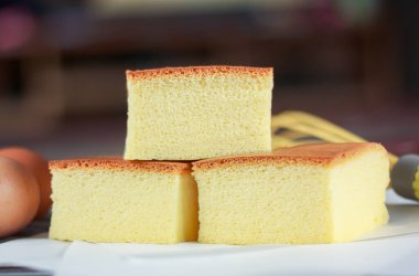 3 somun yumurta sarısı kek resmi. Yumurta ve un karışımı ekipmanla birlikte istiflenmiş..