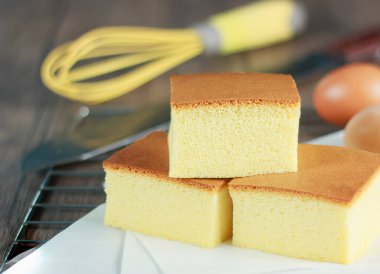 3 somun yumurta sarısı kek resmi. Yumurta ve un karışımı ekipmanla birlikte istiflenmiş..