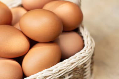 Resim seçimi odak noktası yakın yumurta veya sepetin içine istiflenmiş paskalya, metin için arka plan fotokopi alanı olan çiftlik tavukları için taze bir ikramdır.. 