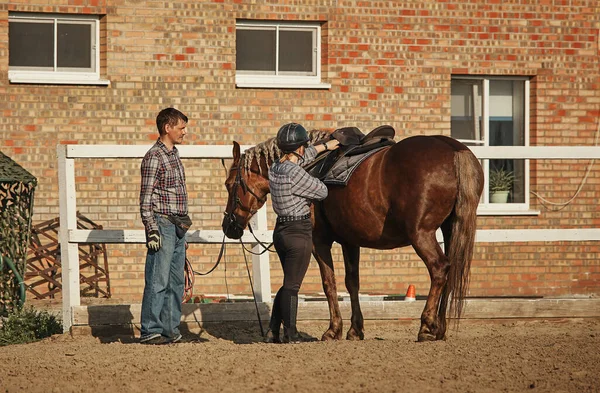 Mädchen auf dem Weg zum Reiten an einem Sommertag im Stall — Stockfoto