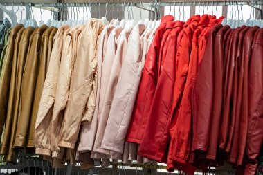 Büyük bir alışveriş merkezinde kış ve sonbahar kıyafetleri satışı.