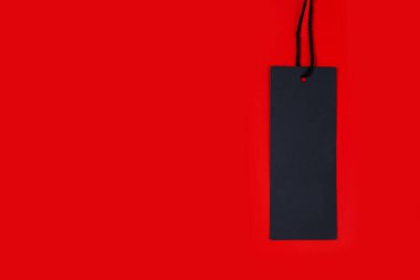 Kara Cuma konsepti. Kırmızı arkaplanda etiket. Mesaj için yer. Reklam afişi.