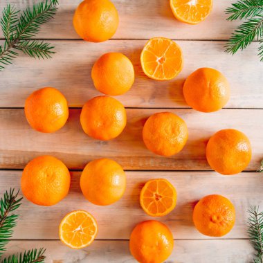 Ahşap bir arka planda köknar dalları ve mandallardan yapılmış çerçeve. Noel dekoru. Metin için yer.