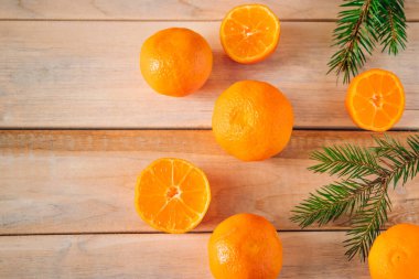 Ahşap arka planda dallar ve mandallar. Noel ve yeni yıl konsepti. Metin için yer.