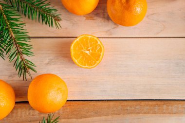 Ahşap arka planda dallar ve mandallar. Noel ve yeni yıl konsepti. Metin için yer.