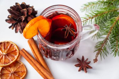 Beyaz arka planda sıcak şaraplı cam bardak. Kış ılık içeceği.