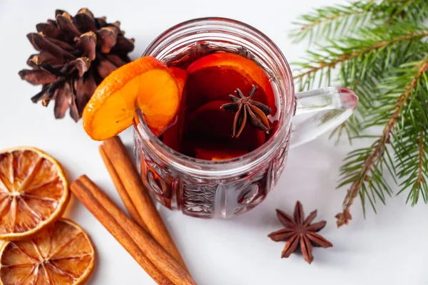 Beyaz arka planda sıcak şaraplı cam bardak. Kış ılık içeceği.