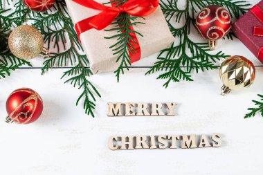 Mutlu Noeller. Beyaz arkaplanda hediye kutuları ve şenlik dekoru.