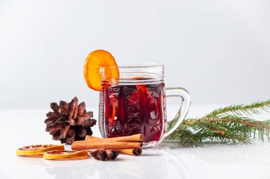 Beyaz arka planda cam bardakta kışın ısıtılan şarap.