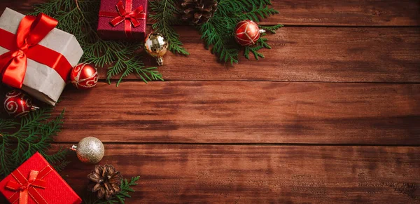 Weihnachtskomposition Auf Holzgrund Geschenkschachteln Und Festliches Dekor Platz Für Text — Stockfoto