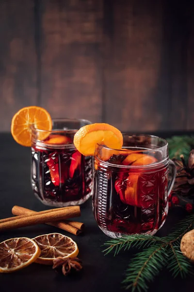 Deux Verres Vin Chaud Chaud Avec Des Fruits Des Épices — Photo