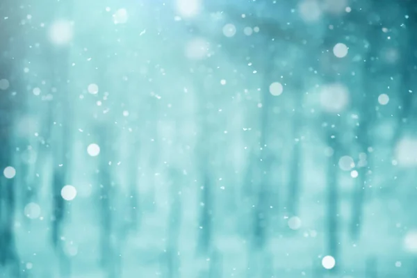 Sněhové Vločky Rozmazaném Modrém Pozadí Defokus Světla Zimní Krajina — Stock fotografie