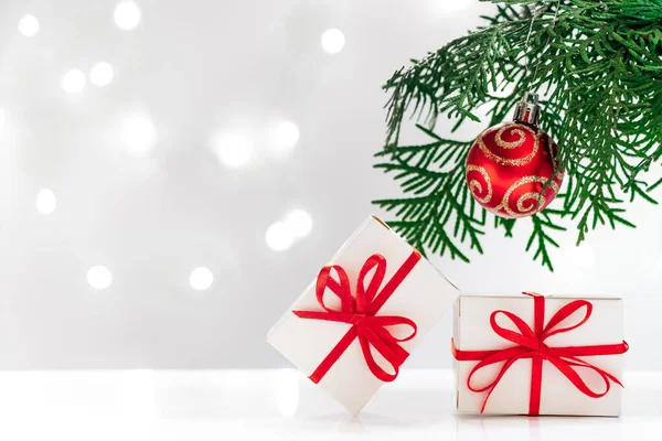 Weihnachtsbaum Und Geschenkschachteln Auf Hellem Hintergrund Festliche Postkarte Platz Für — Stockfoto