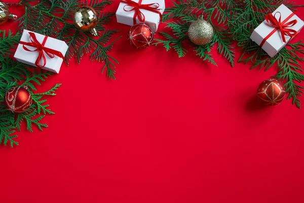 Geschenkschachteln Und Festliches Dekor Weihnachtskomposition Auf Rotem Hintergrund Platz Für — Stockfoto