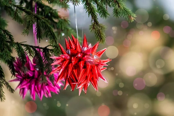 Yapımı Noel Ağacı Süsü Güzel Renkli Top Bir Dala Asılı — Stok fotoğraf