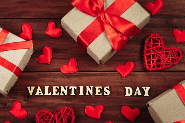 Концепция Дня Святого Валентина Подарки Бумаги Красными Лентами — стоковое фото