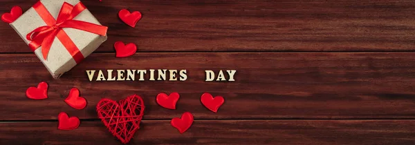 Sevgililer Günü Konsepti Işi Kağıdında Kırmızı Kurdeleli Hediyeler Sancak Biçimi — Stok fotoğraf