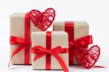 Kırmızı kurdeleli ve kalpli hediye kutuları. Sevgililer Günü 