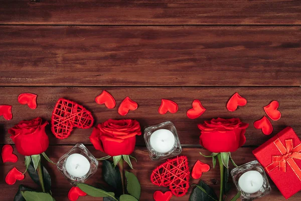 Rosas Vermelhas Corações Fundo Madeira Escura Conceito Cartão Postal Dia — Fotografia de Stock