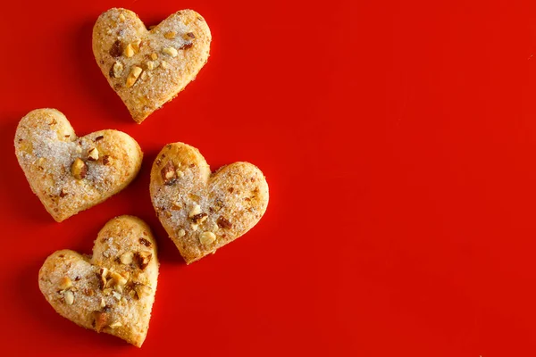 Bolacha Açúcar Forma Coração Fundo Vermelho Para Dia Dos Namorados — Fotografia de Stock
