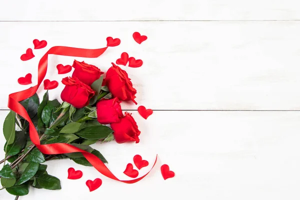 Rosas Rojas Corazones Sobre Fondo Madera Blanca Día San Valentín — Foto de Stock