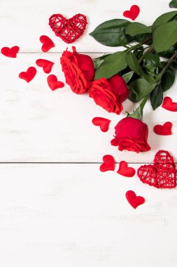 Sevgililer Günü tebrik kartı. Beyaz arka planda kırmızı güller ve kalpler. Metin için yer.