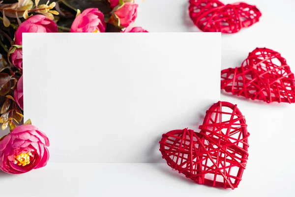 Blank Gratulationskort För Alla Hjärtans Dag Rosa Hjärtan Och Blommor — Stockfoto