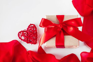 El işi kağıtlı hediye kutusu ve beyaz arka planda kırmızı kurdele.. 