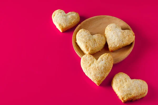 Coração Biscoitos Açúcar Uma Chapa Madeira Contexto Rosa Dia Dos — Fotografia de Stock