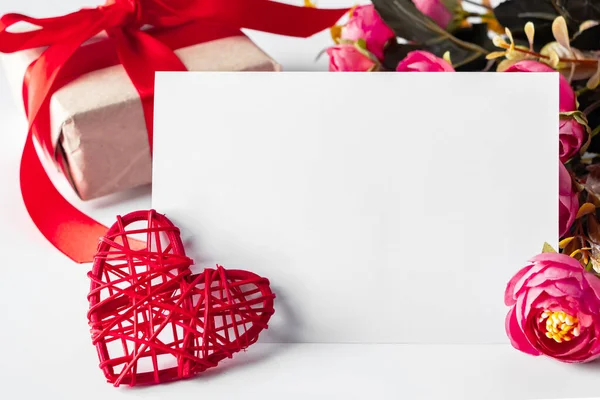 Tarjeta Felicitación Blanco Para Día San Valentín Corazones Rosas Flores — Foto de Stock