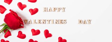 Sevgililer Günü mektupları. Beyaz arka planda kırmızı güller ve kalpler. Sancak biçimi