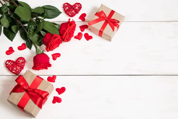 情人节的概念 红色玫瑰 红心和白色背景的礼品盒 文字位置 — 图库照片