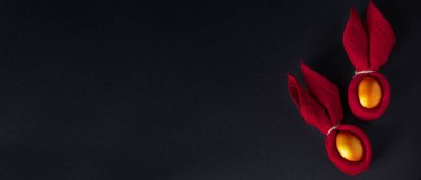 Altın Paskalya yumurtaları siyah arka planda. Şatafatlı bir dekor. Sancak biçimi