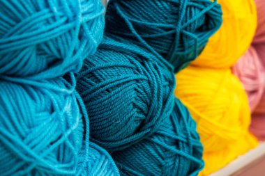 Örgü örmek için çok renkli yün iplikçiklerin arka planı.